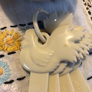 Chicken bowl shaped measure cups and spoons.